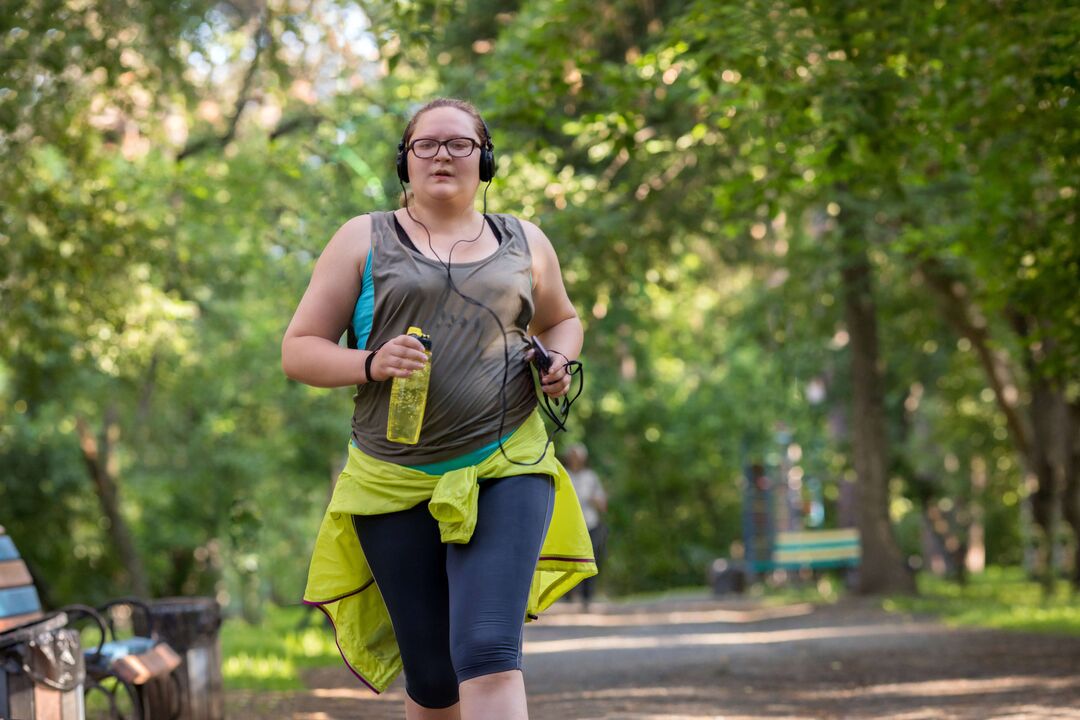 Overvægtig pige begyndte at jogge for at tabe sig