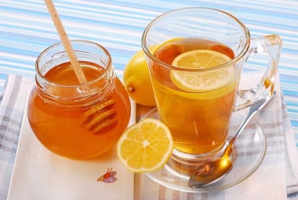 Vand med honning - en sund snack på en boghvede-honning diæt