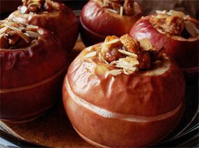 Æbler bagt med tørret frugt er en dessert på diætmenuen efter fjernelse af galdeblæren