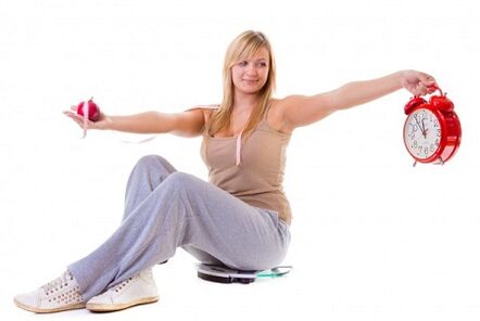 En pige, der ønsker at tabe sig, spiser sundt og efter en kur