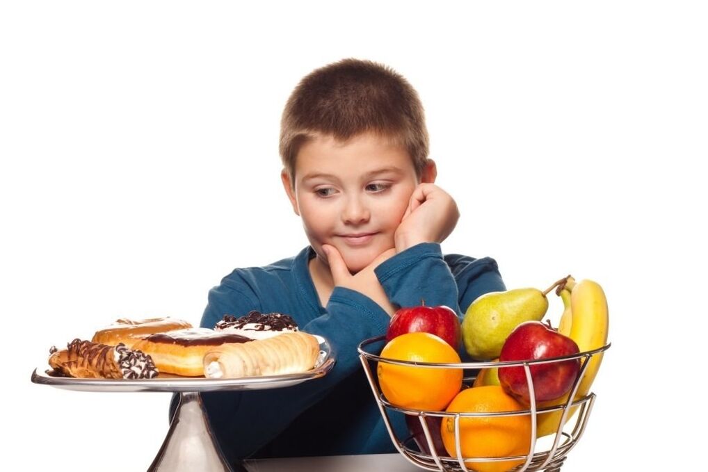 Fjernelse af usunde sukkerholdige fødevarer fra et barns kost til fordel for frugt